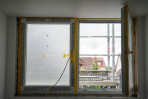 Ventana en proceso de instalación durante una reforma de vivienda