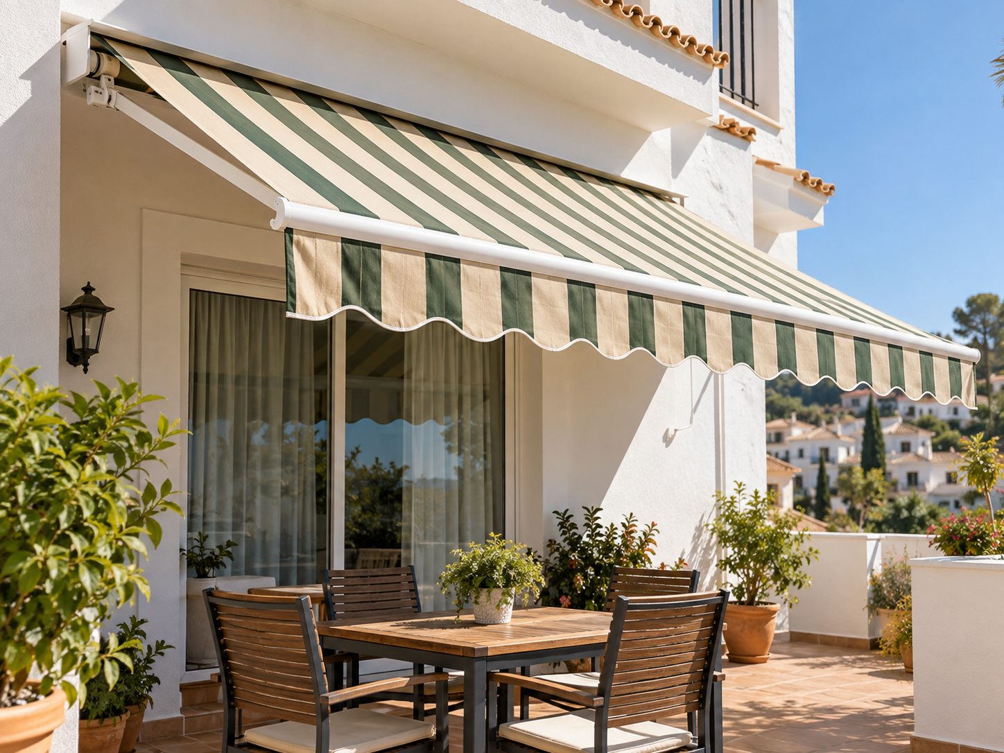 Toldo retráctil típico instalado en una terraza española