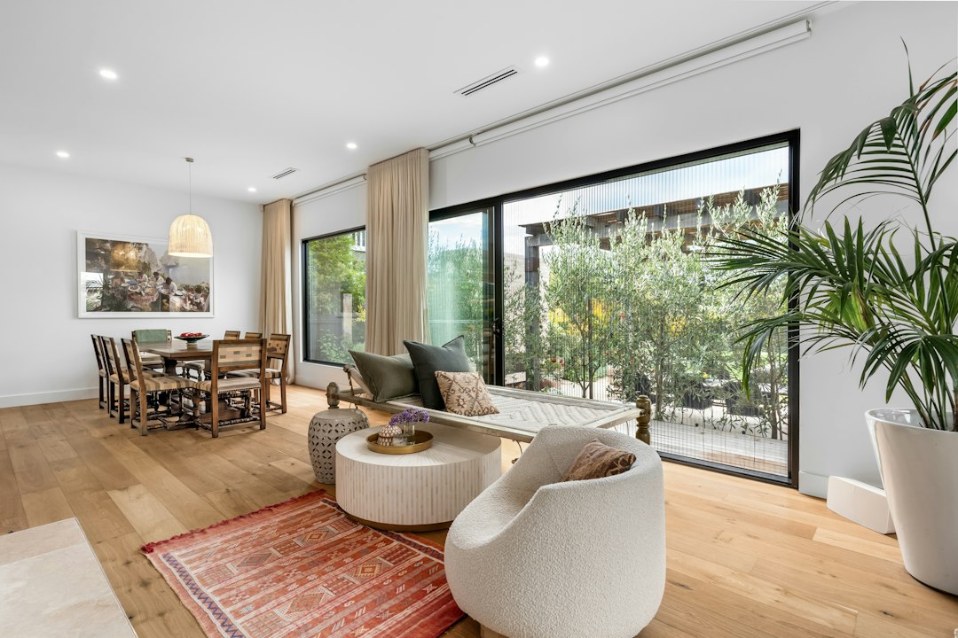 Salón luminoso con ventanales amplios en una vivienda