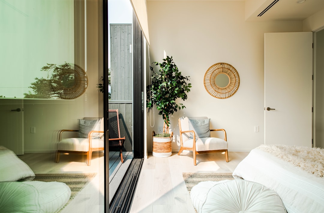 Interior de vivienda con ventana amplia y entrada de luz natural